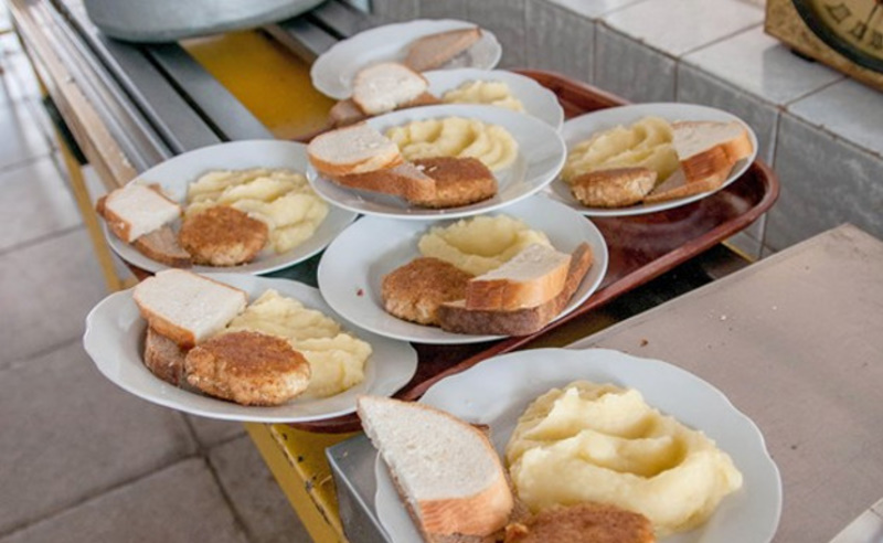 Жириновский предложил обязать чиновников пробовать школьную еду