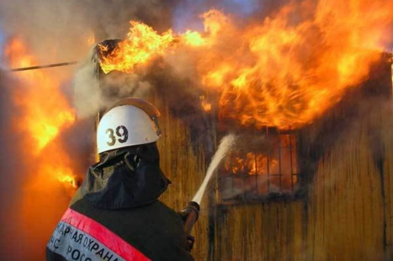 В России при пожаре в частном доме погибли пять взрослых и ребенок