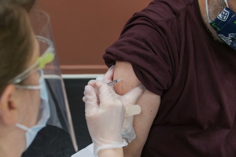 Гинцбург назвал россиянам лучшую вакцину для ревакцинации