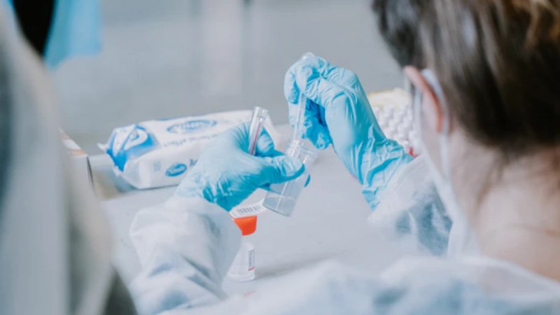 Российский эпидемиолог заявил о способности омикрон-штамма обходить антитела