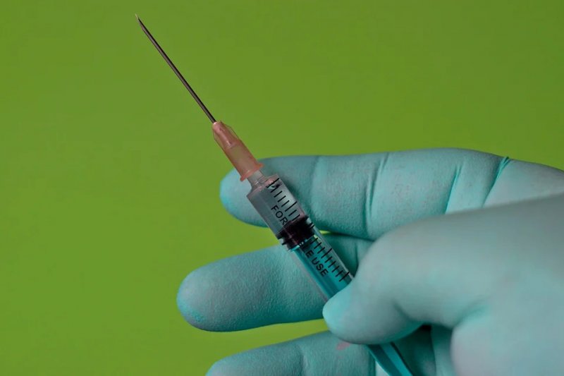Гинцбург одобрил одновременную прививку назальной вакциной и «Спутником Лайт»