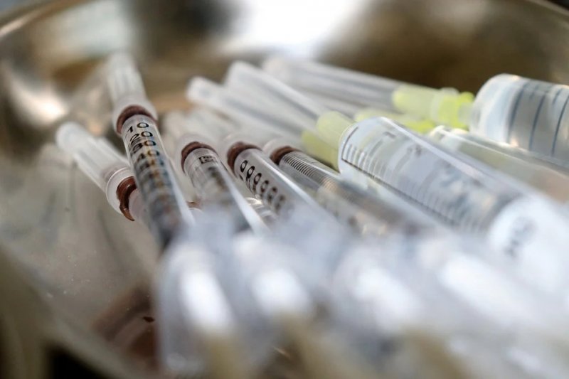 Вирусолог объяснил необходимость вакцинации для переболевших с антителами