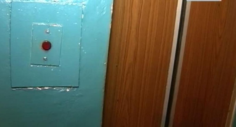 Доставлявший еду курьер в российском городе развращал в лифте школьниц