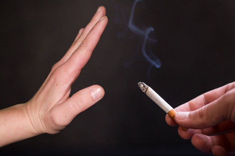 Одной категории россиян предложили запретить продавать табак