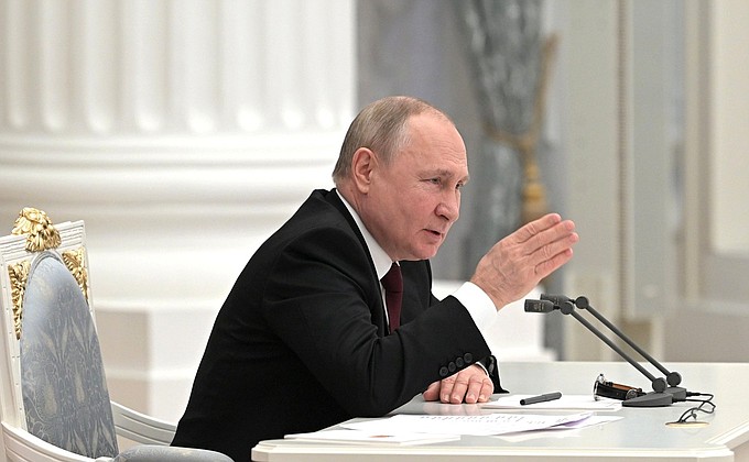 Путин объявил о признании ДНР и ЛНР