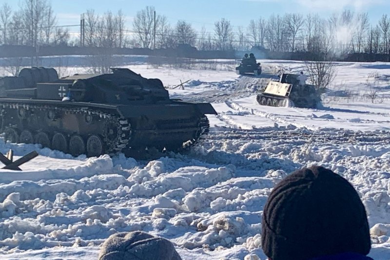 Россиян пригласили пострелять из танка по чучелу Масленицы