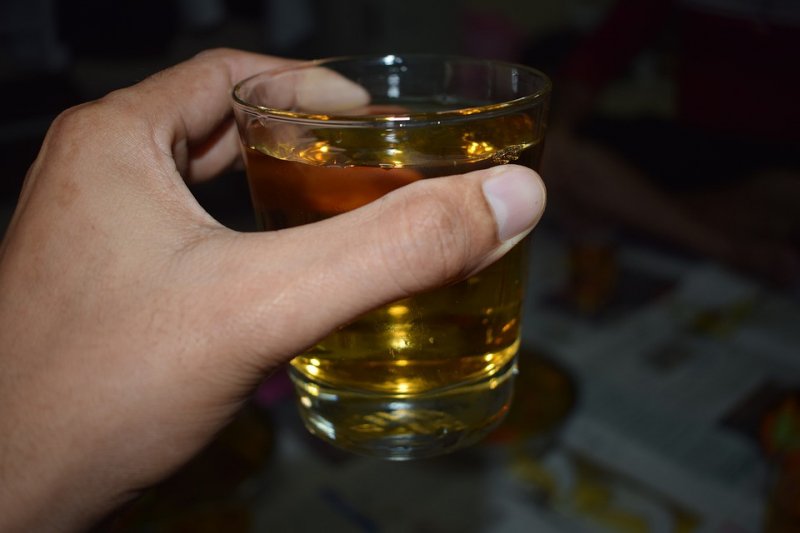 Перенесшим COVID-19 россиянам назвали опасное последствие употребления алкоголя